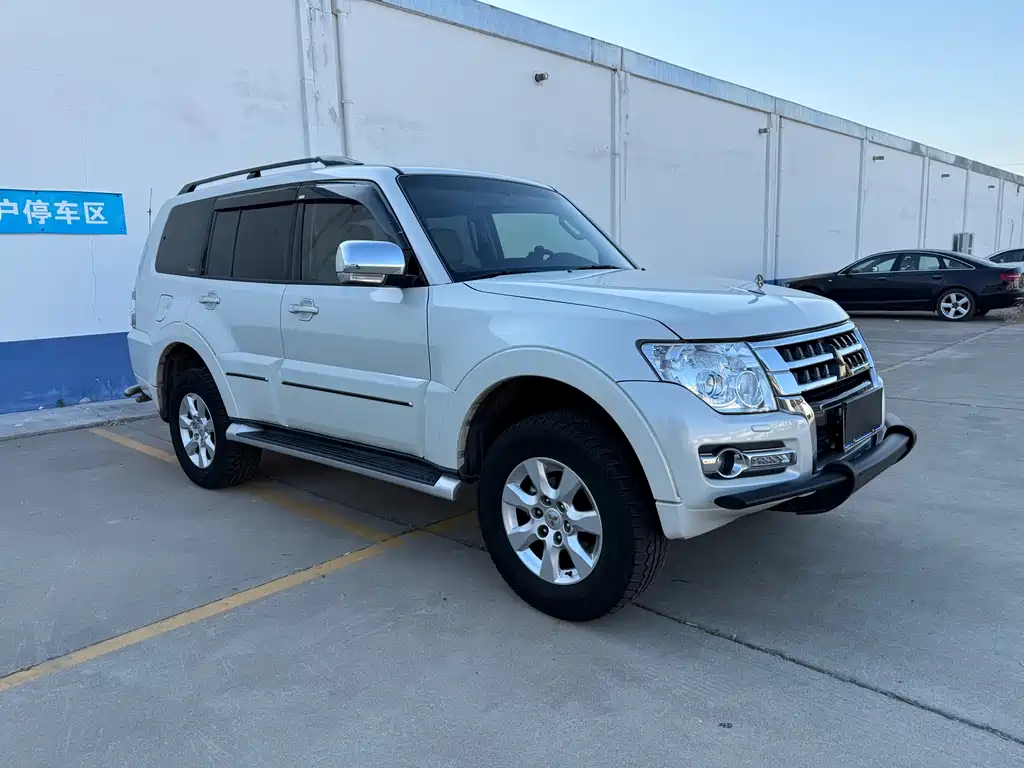 Pajero (Import) 3.0 L Auto Luxury