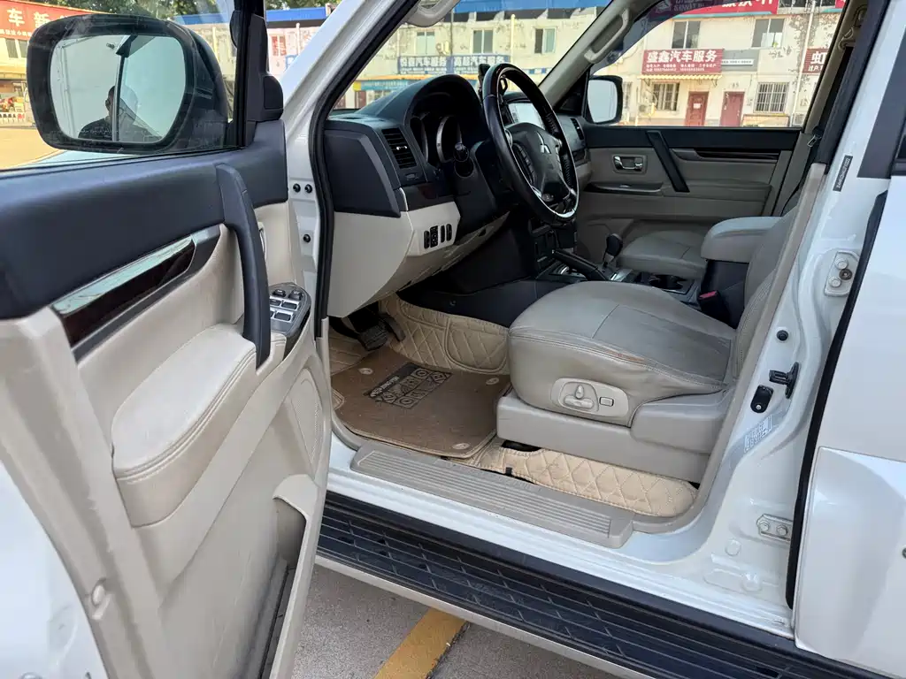 Pajero (Import) 3.0 L Auto Luxury