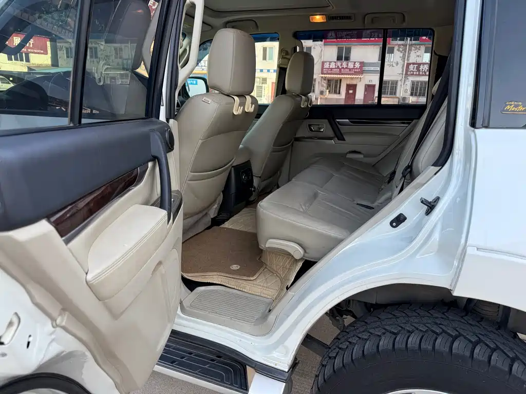 Pajero (Import) 3.0 L Auto Luxury