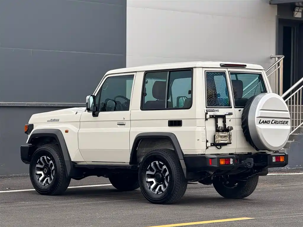 Land Cruiser (Import) 兰德酷路泽(进口) LC71 2024款 2.8 T 柴油中东版