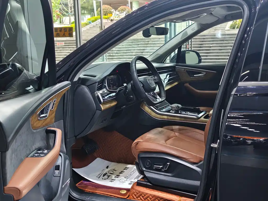 Audi Q7 55 TFSI quattro S line Distinguished