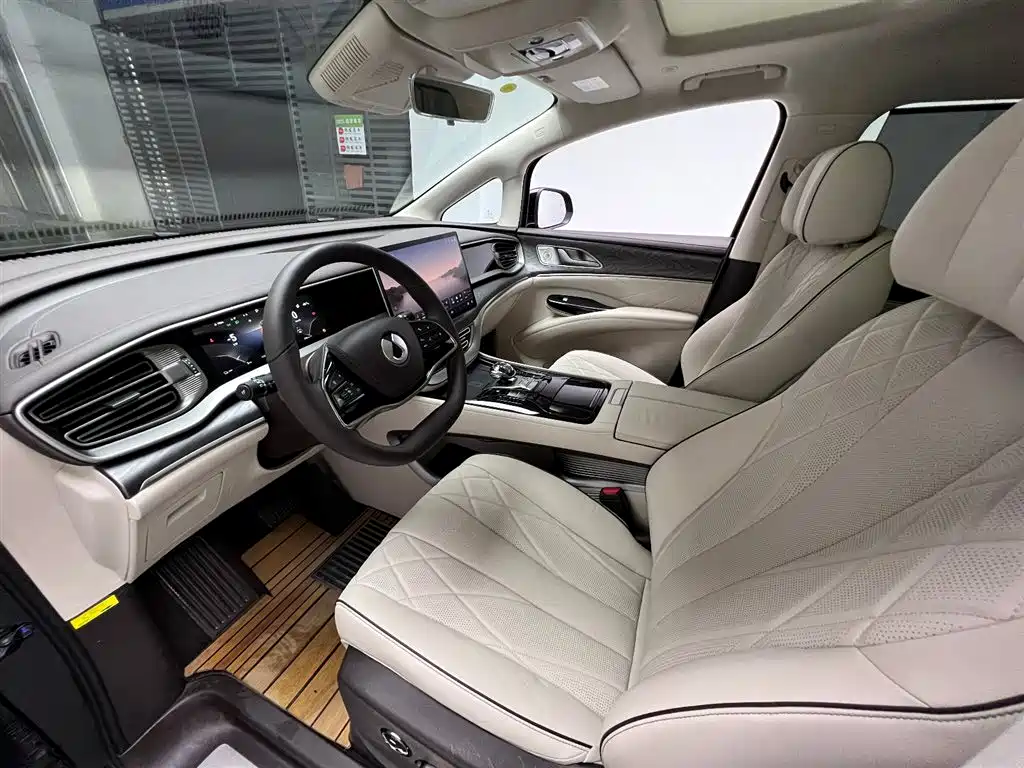 Denza D9 DM-i 970 Luxury