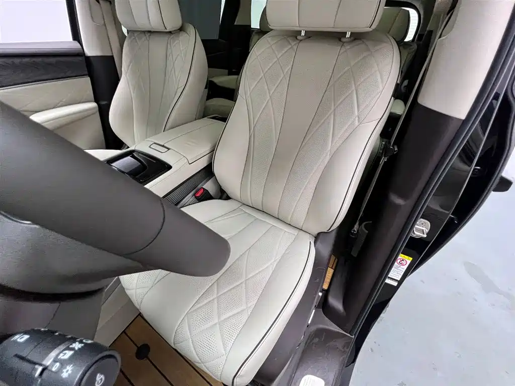 Denza D9 DM-i 970 Luxury