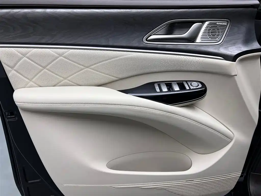 Denza D9 DM-i 970 Luxury