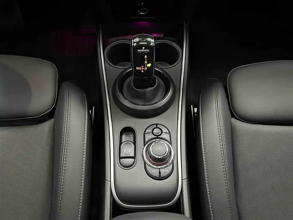 MINI COUNTRYMAN MINI COUNTRYMAN 2023款 1.5 T COOPER ALL4 鉴赏家