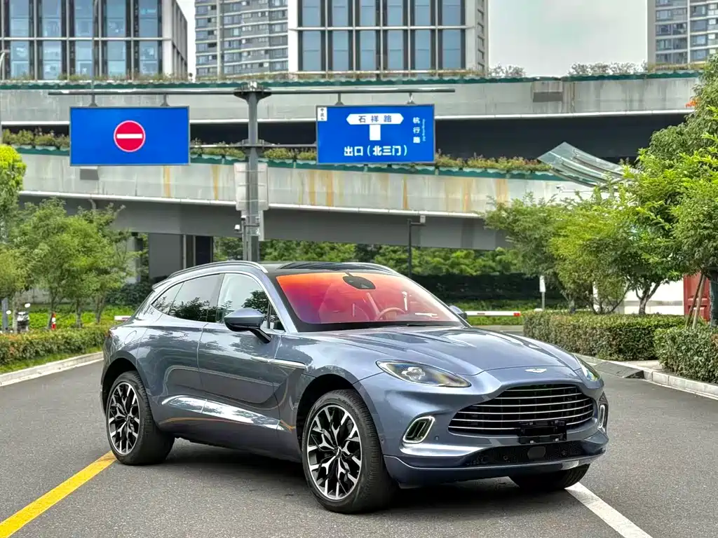 Aston Martin DBX 4.0 T V8 Silk Road Swan