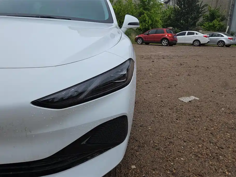 Roewe D7 DMH 125 km Outstanding