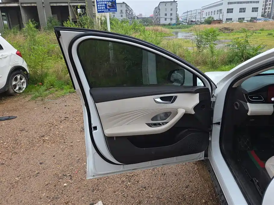 Roewe D7 DMH 125 km Outstanding