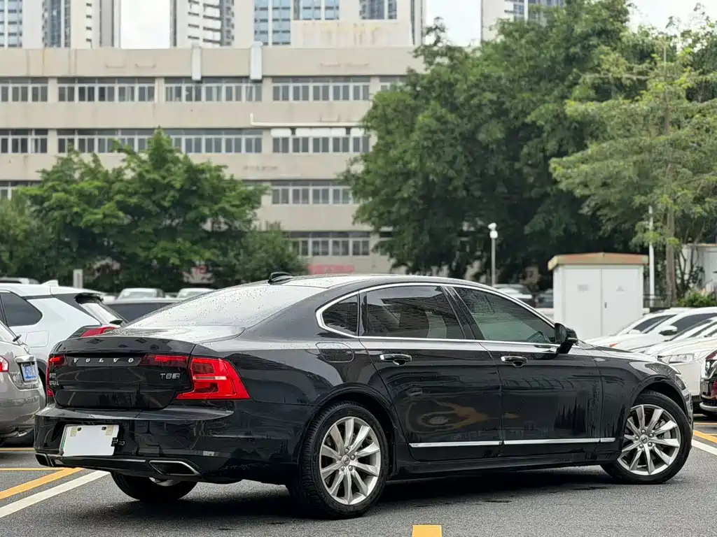 Volvo S90 PHEV 沃尔沃S90插电式混动 2020款 T8 E驱混动 智逸豪华版
