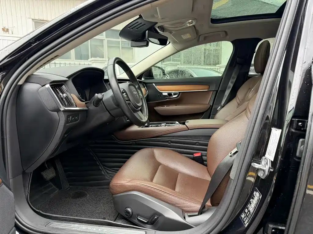 Volvo S90 PHEV 沃尔沃S90插电式混动 2020款 T8 E驱混动 智逸豪华版