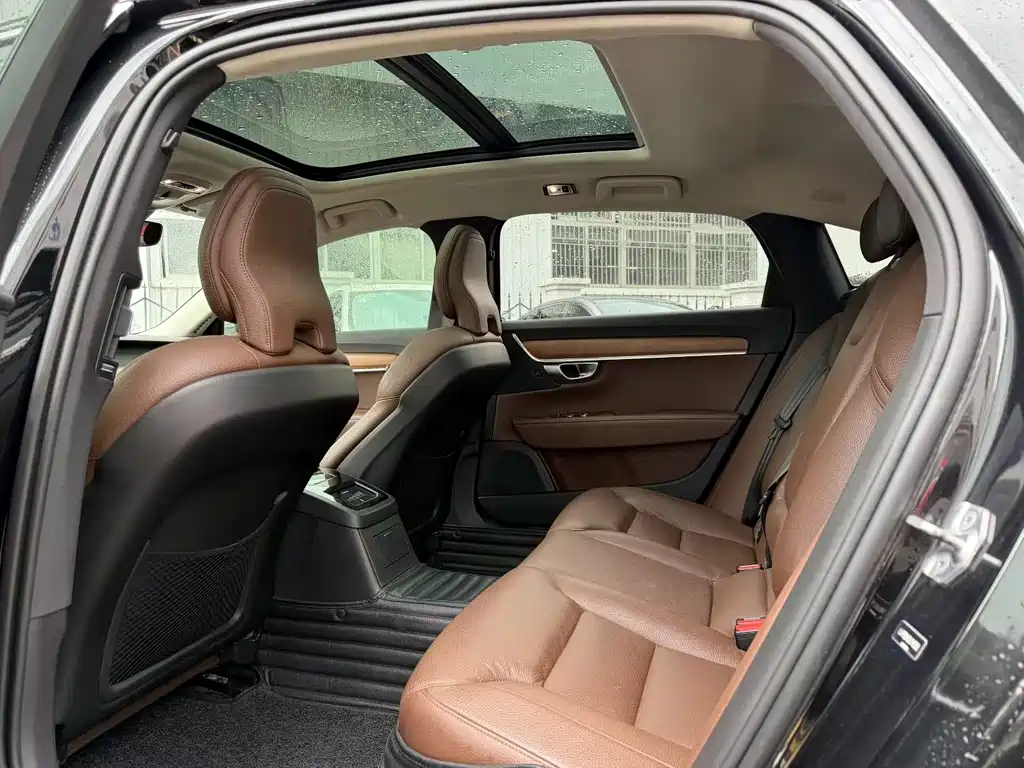 Volvo S90 PHEV 沃尔沃S90插电式混动 2020款 T8 E驱混动 智逸豪华版