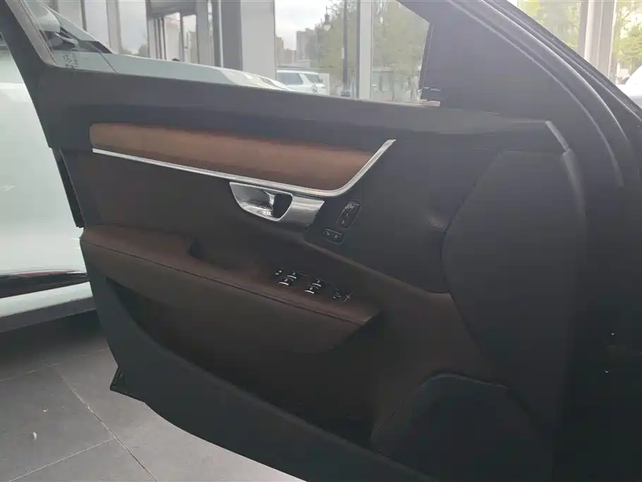 Volvo S90 PHEV 沃尔沃S90插电式混动 2020款 T8 E驱混动 智逸豪华版
