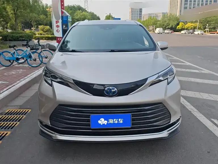 Toyota Sienna 2.5 L Hybrid Distinguished