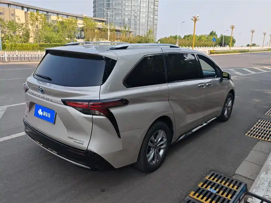 Sienna 2.5 L Hybrid Distinguished