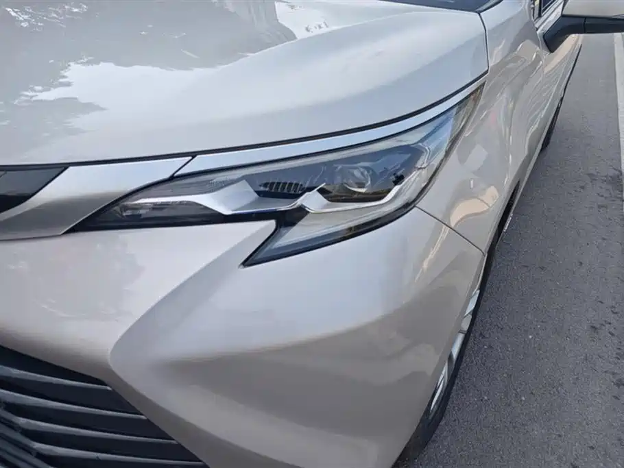 Sienna 2.5 L Hybrid Distinguished