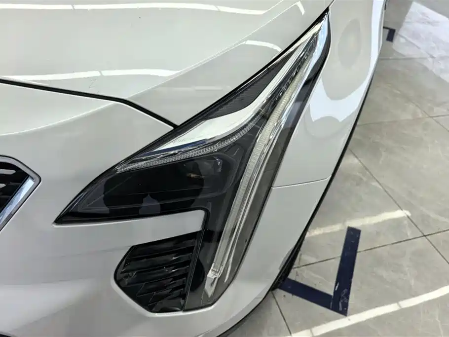 Cadillac XT4 28 T 2 WD Leading