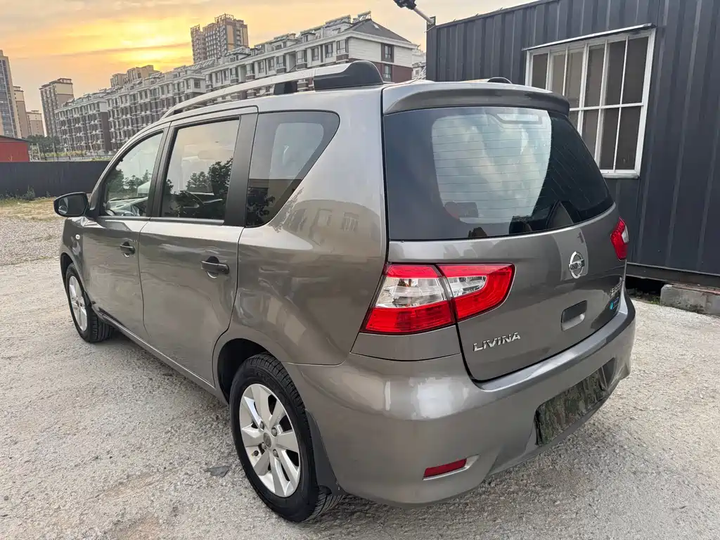 Livina 1.6 XE CVT Comfort