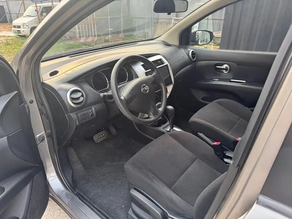 Livina 1.6 XE CVT Comfort
