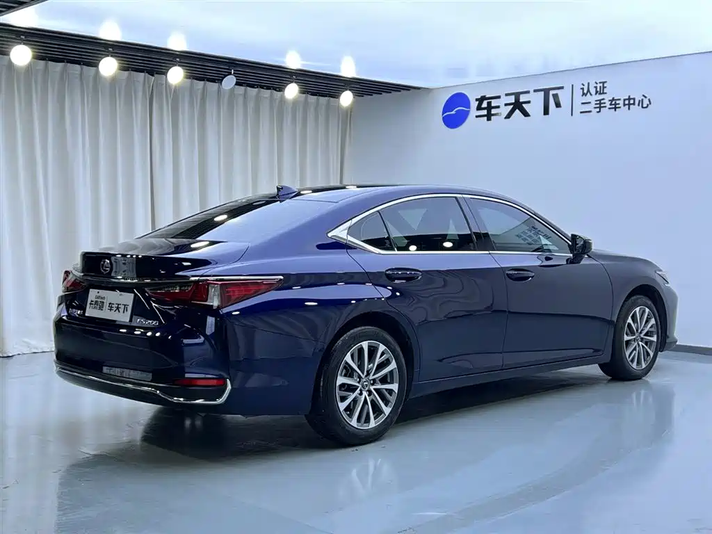 Lexus ES 200 Outstanding