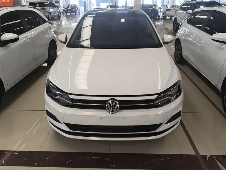 Volkswagen Polo Plus 1.5 L Auto Colorful Tech