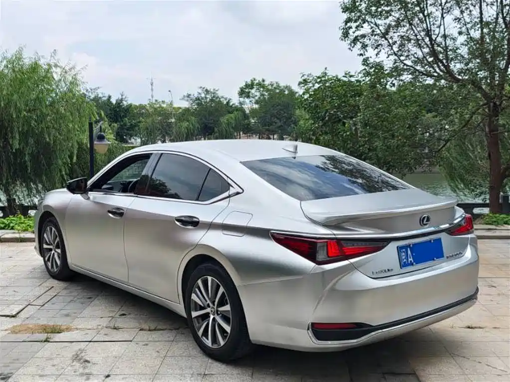 Lexus ES 300 h Outstanding