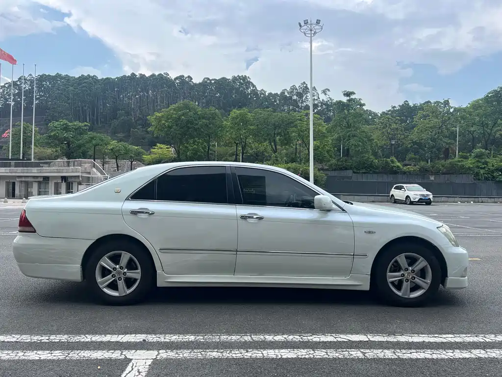 Crown 2.5 L 5 Anniversary