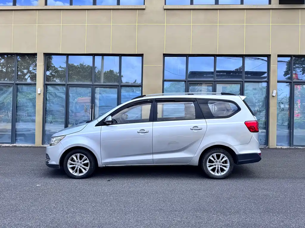 Baojun 730 1.5 L Manual Comfort 7-seat CN-V