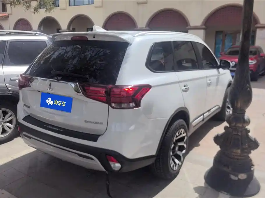 Outlander 2.0 L 2 WD Smooth Enjoyment 7-seat CN-VI