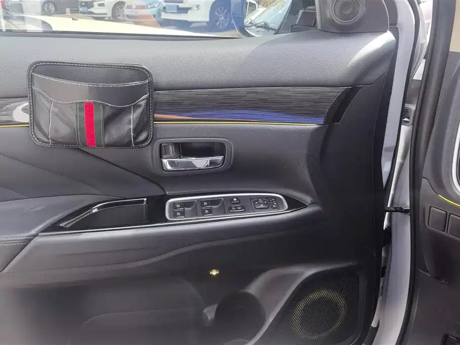 Outlander 2.0 L 2 WD Smooth Enjoyment 7-seat CN-VI