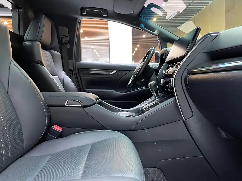 Lexus LM 300 h 4-seat Royal World