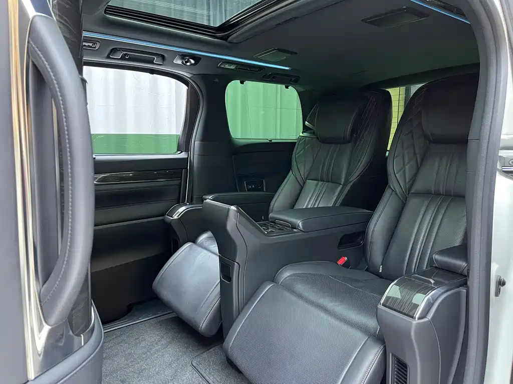 Lexus LM 300 h 4-seat Royal World