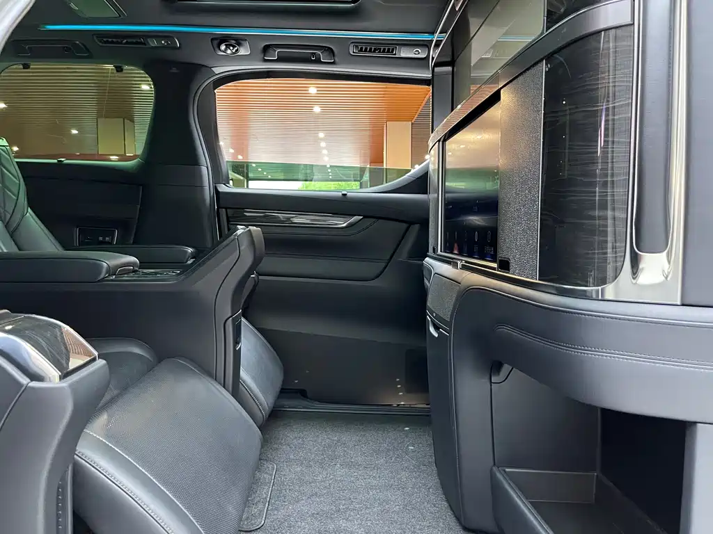 Lexus LM 300 h 4-seat Royal World