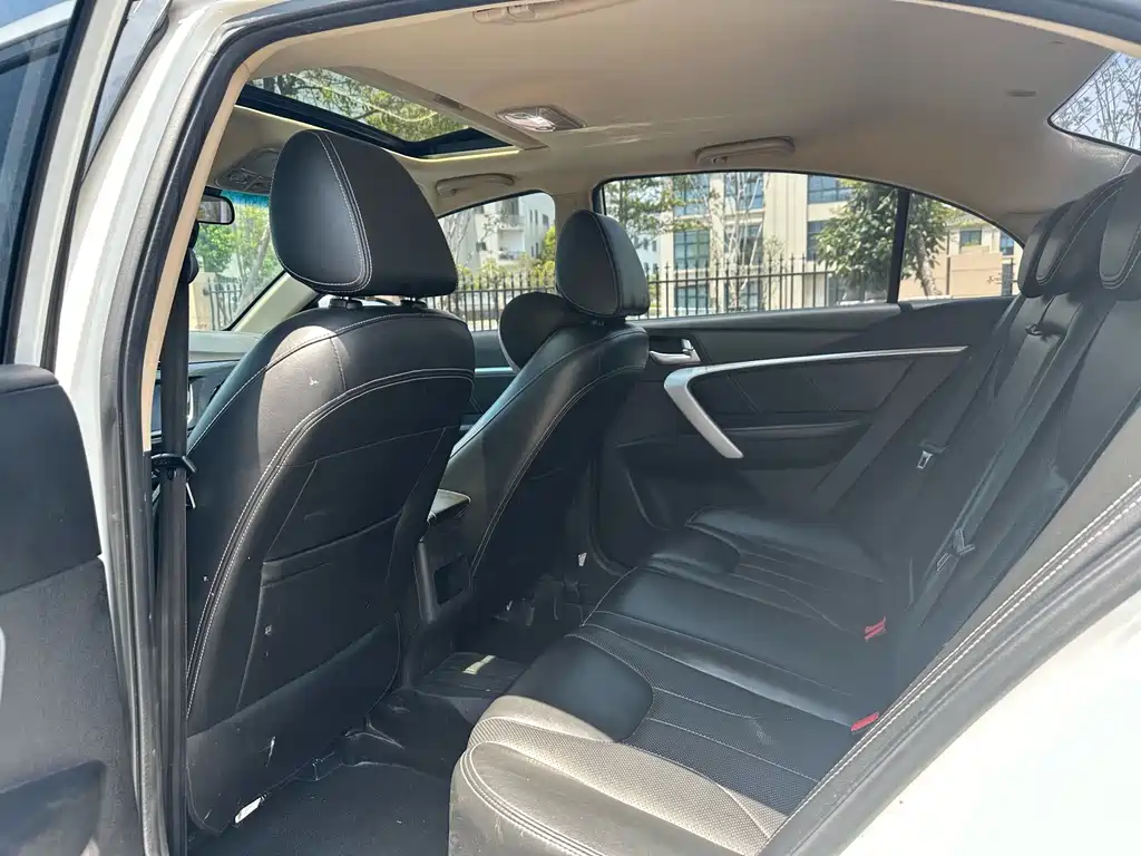 Emgrand Sedan Million 1.5 L CVT Upward