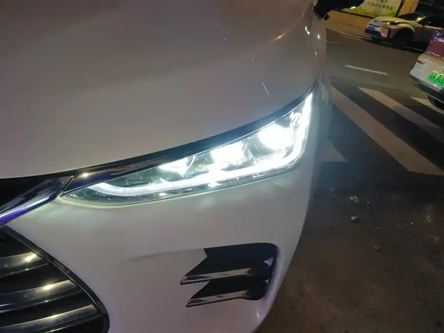 Tang NEV DM 2.0 T Full-time 4 WD Connected Creative Enjoyment 7-seat CN-V