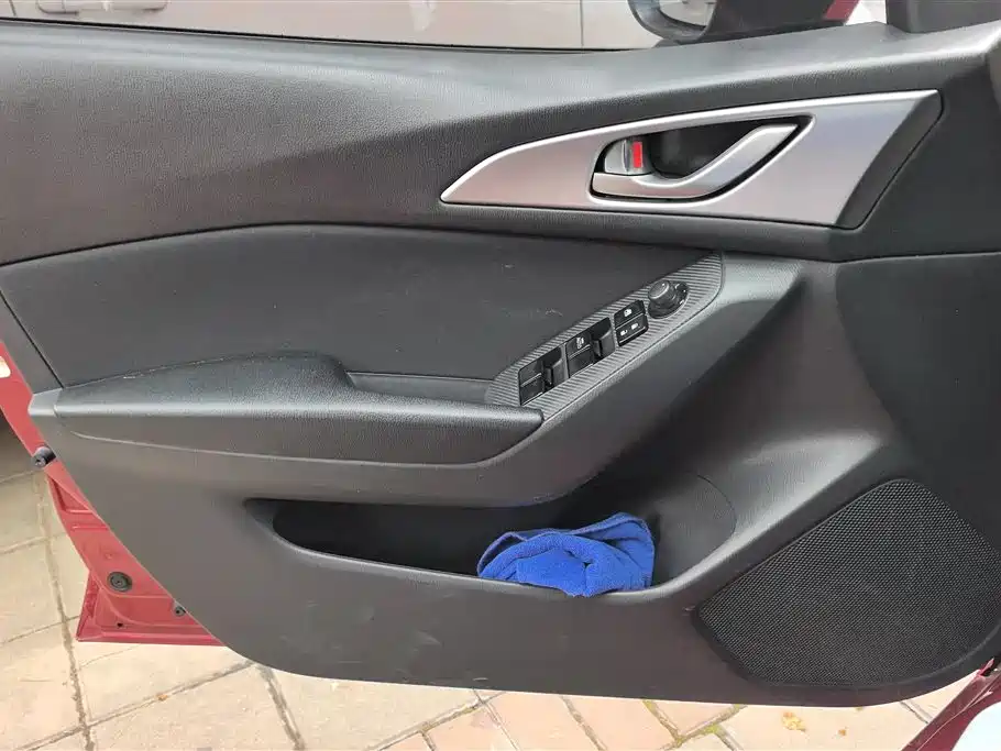 Mazda 3 Axela Hatchback 1.5 L Auto Comfort CN-V