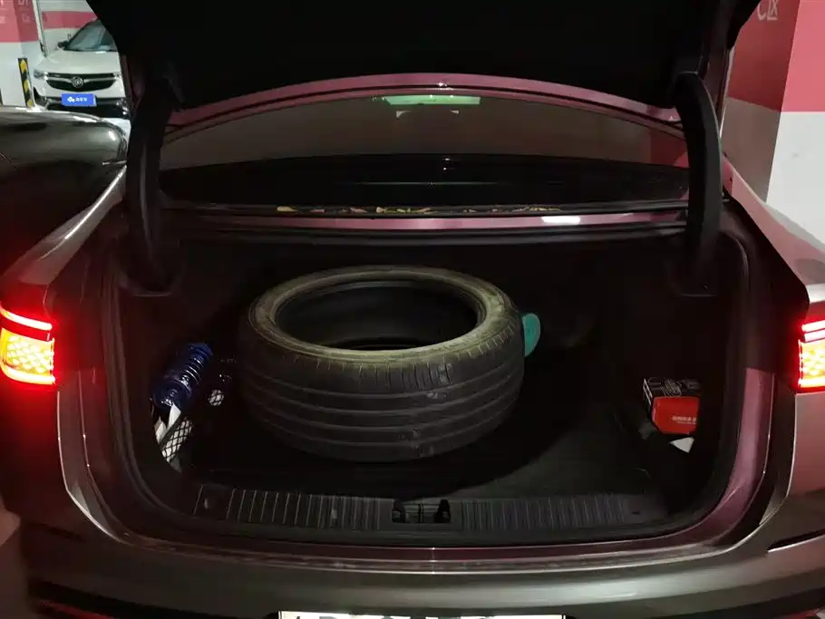 Seal DM-i 1.5 L 121 km Distinguished