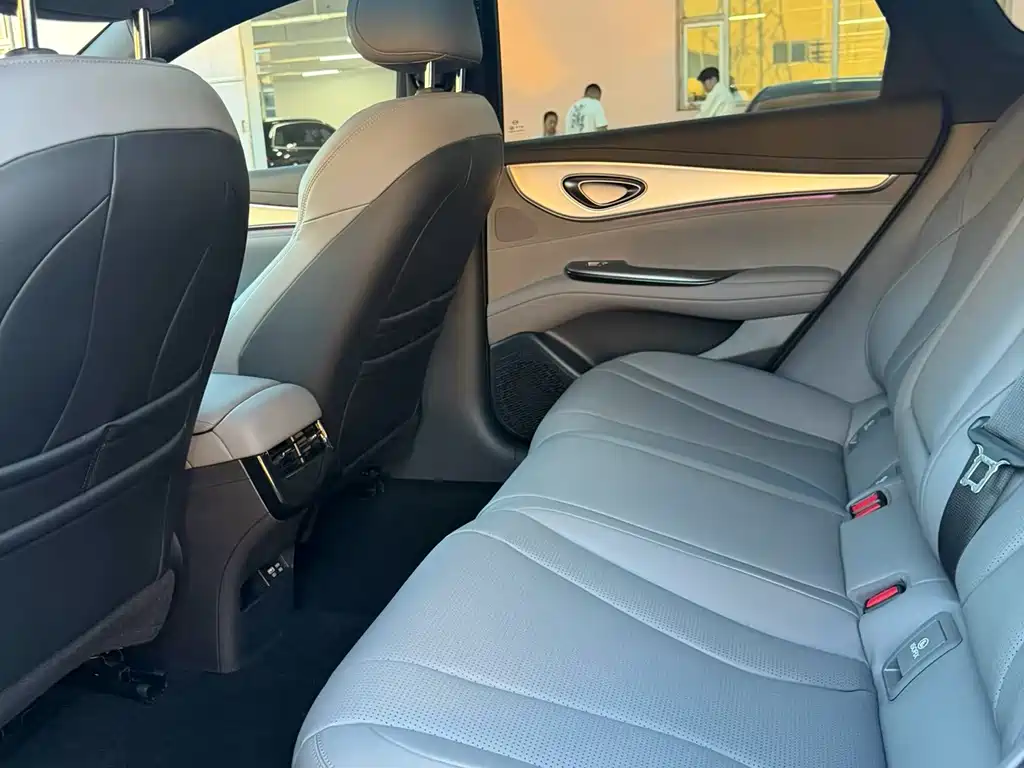 Seal 07 DM-i Smart Drive DM-i 1.5 L 125 km Luxury