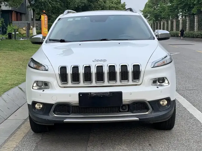 Jeep Cherokee 2.4 L Leading