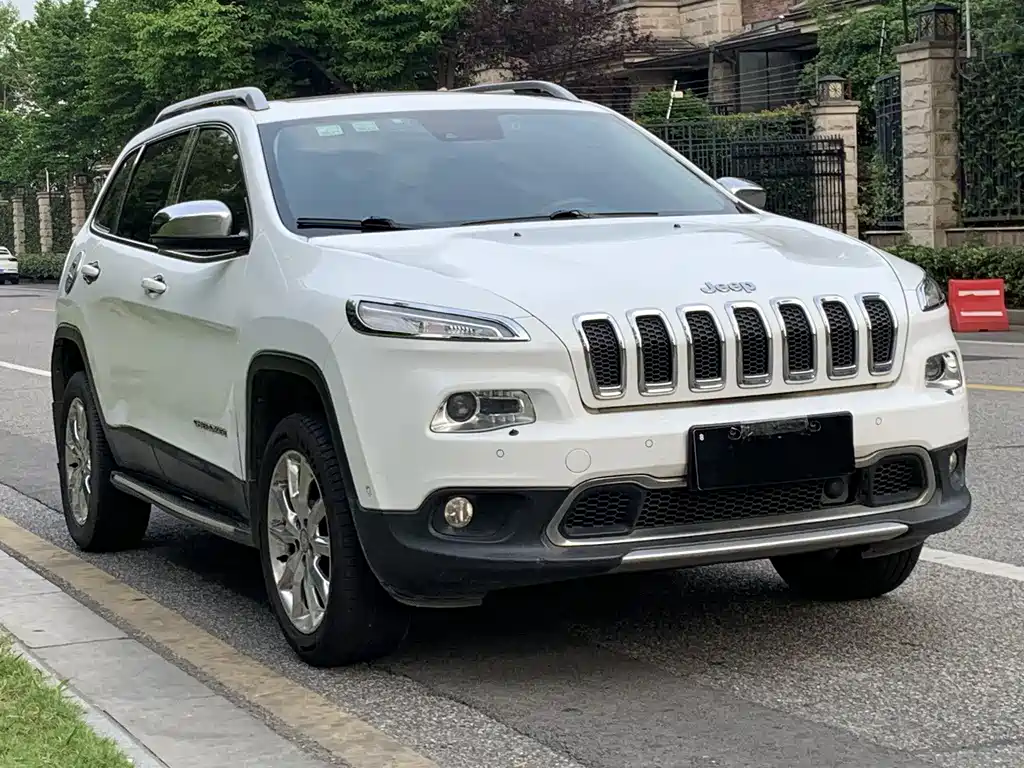 Cherokee 2.4 L Leading