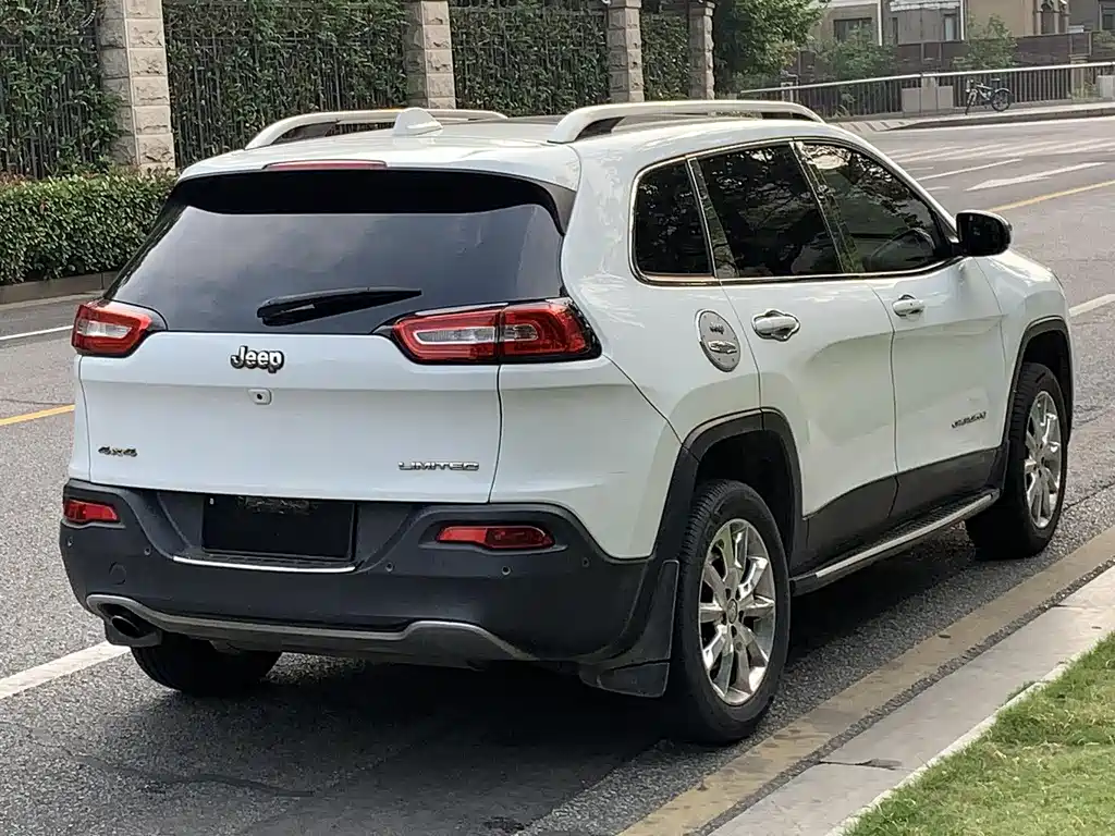 Cherokee 2.4 L Leading