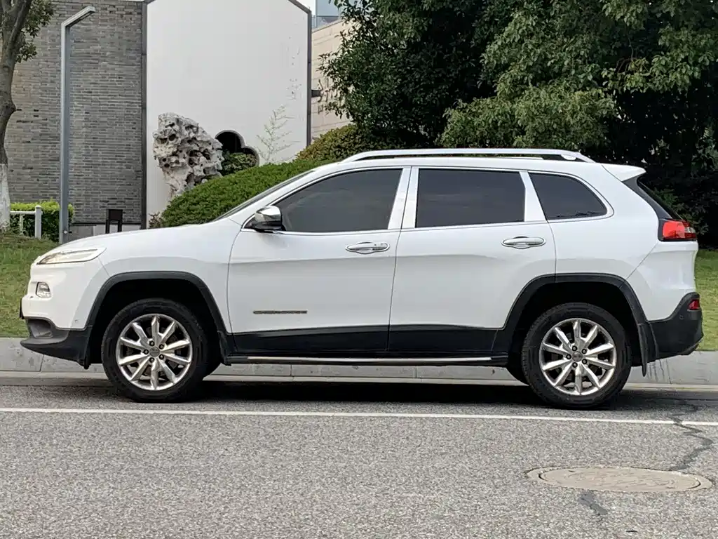 Cherokee 2.4 L Leading