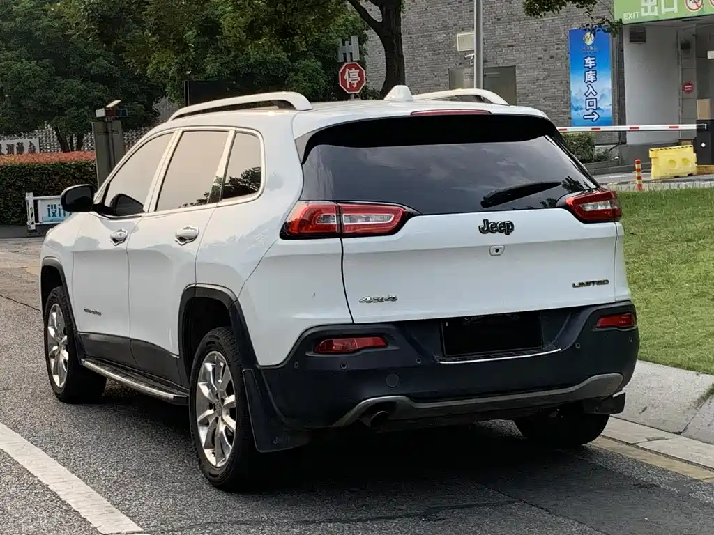 Cherokee 2.4 L Leading