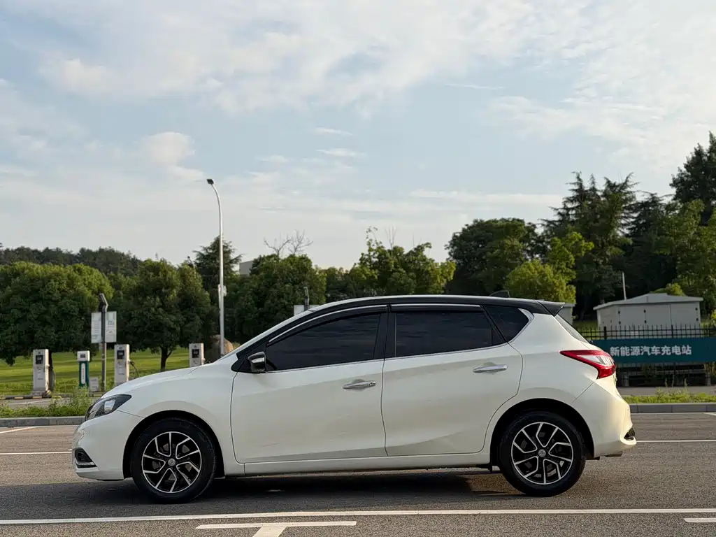 Tiida 1.6 L CVT Smart Travel