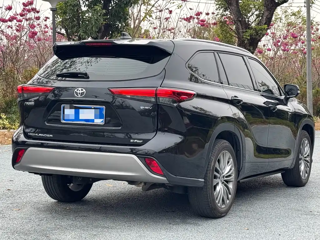 Highlander 2.5 L Smart e-Hybrid Dual Engine 4 WD Luxury 7-seat