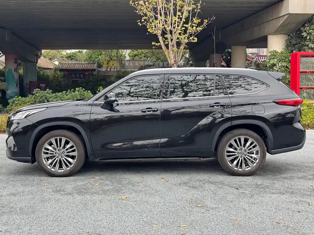 Highlander 2.5 L Smart e-Hybrid Dual Engine 4 WD Luxury 7-seat