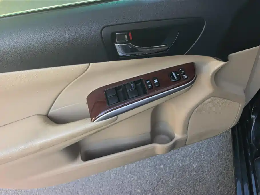 Camry 2.0 G Luxury