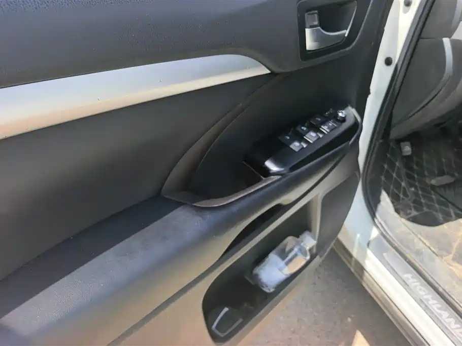 Highlander 2.0 T 4 WD Luxury 7-seat CN-V
