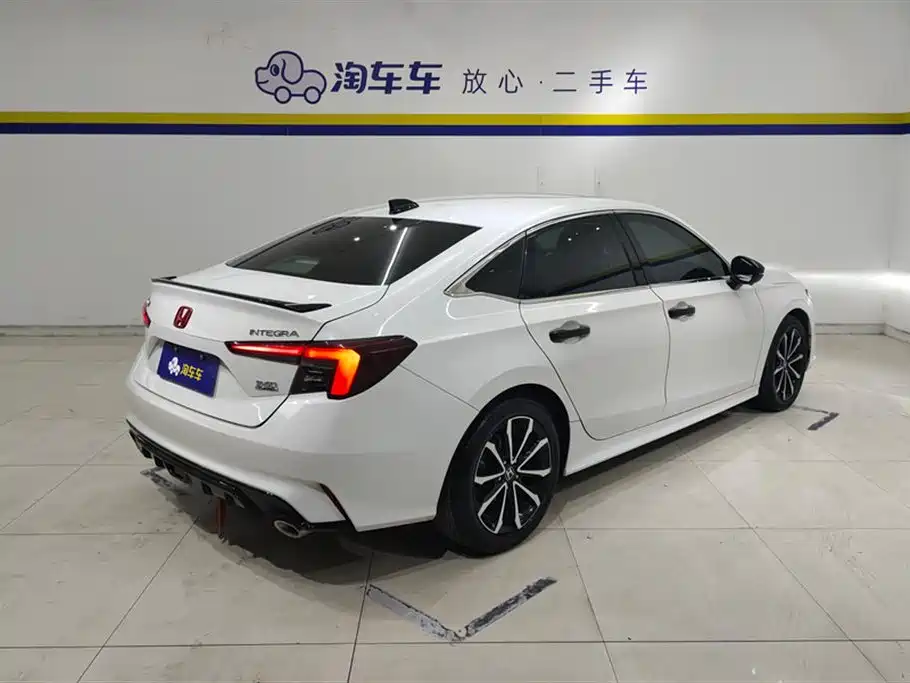 Integra 240 TURBO CVT Phantom Night · Tech