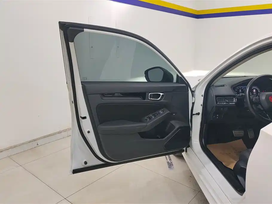 Integra 240 TURBO CVT Phantom Night · Tech