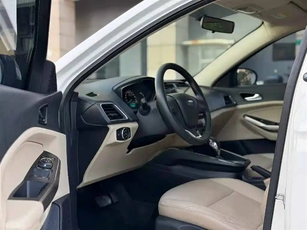 Escort 1.5 L Auto Comfort